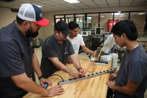 2R7A6878 300x200 - TSTC students are trained to handle medical equipment failures under pressure