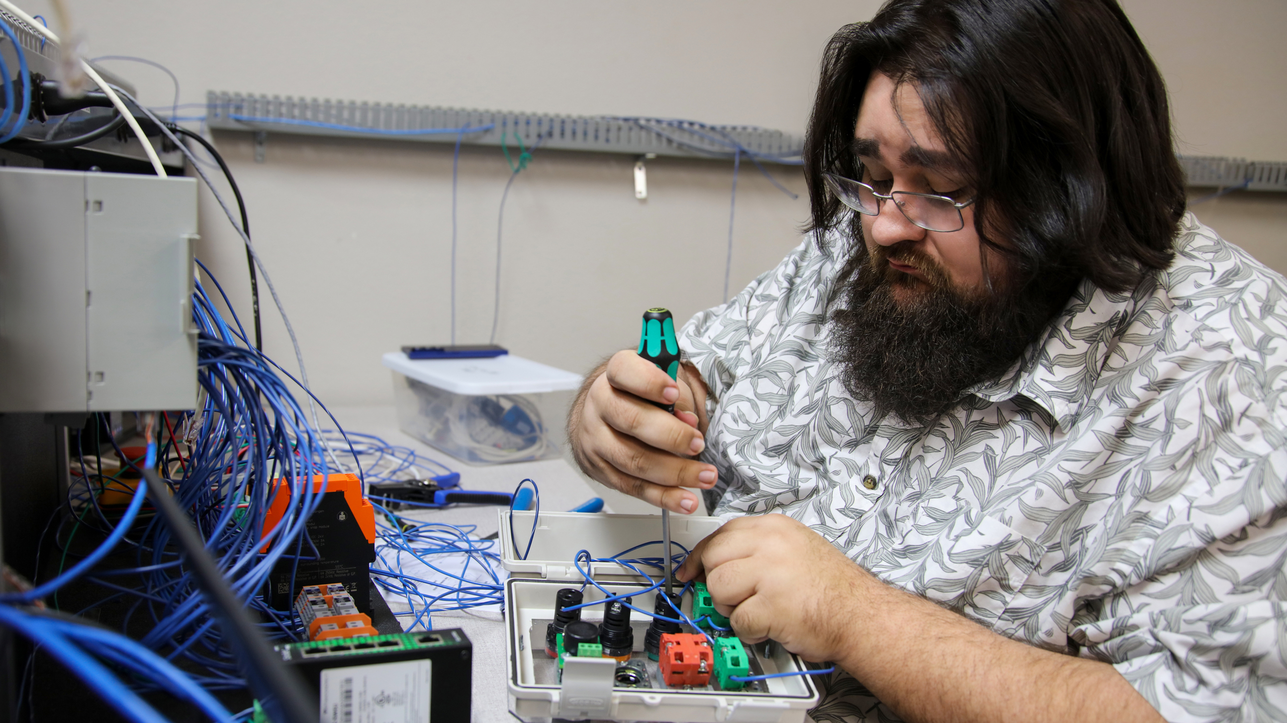 featured automation04 copy scaled - Featured - Automation | Nontraditional Students Rebuild Their Careers