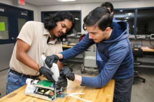 Medical employers value TSTC’s Biomedical Equipment program for workforce demand 2R7A0680 300x200 - Medical employers value TSTC’s Biomedical Equipment program for workforce demand