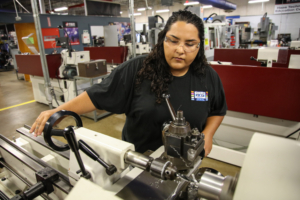 2R7A0838 2 300x200 - Industry partners see TSTC as pipeline for next generation of machinists