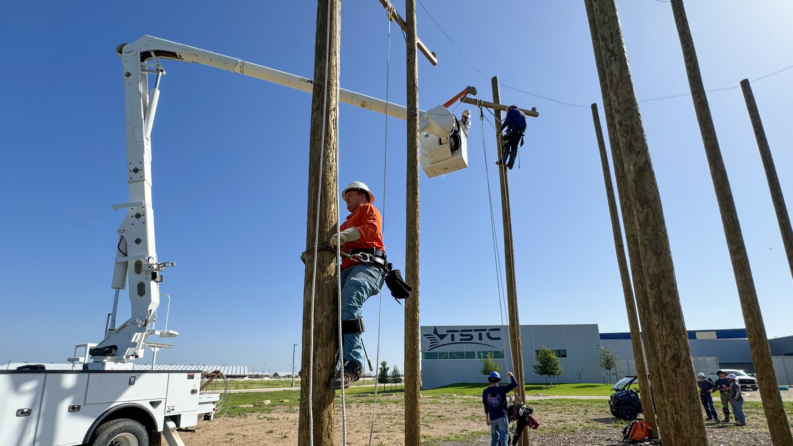 Featured | Ballard proves communication is no obstacle in Electrical Lineworker program feature elw ballard03 2 scaled - Featured | Ballard proves communication is no obstacle in Electrical Lineworker program