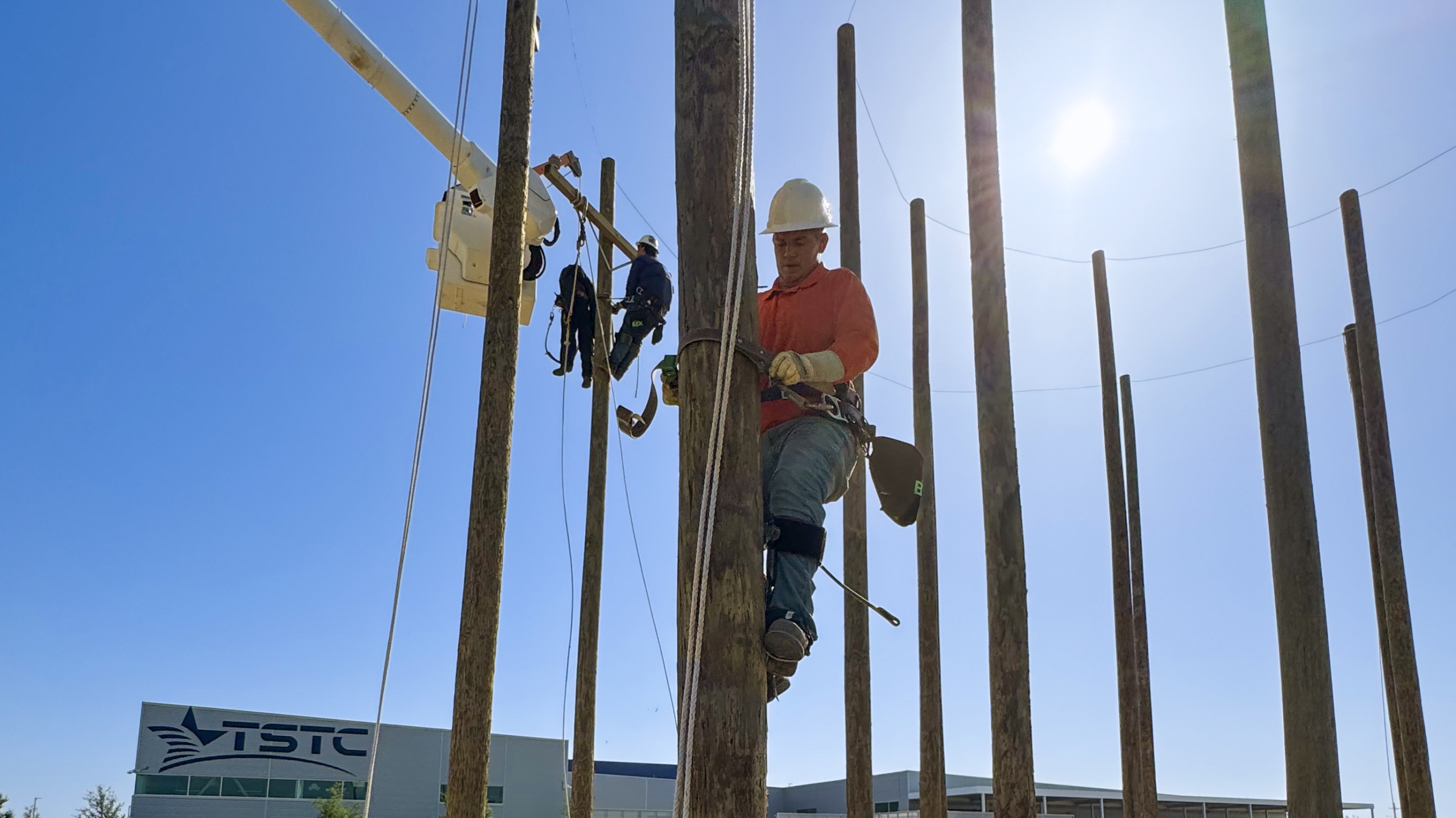Featured | Ballard proves communication is no obstacle in Electrical Lineworker program feature elw ballard04 2 scaled - Featured | Ballard proves communication is no obstacle in Electrical Lineworker program